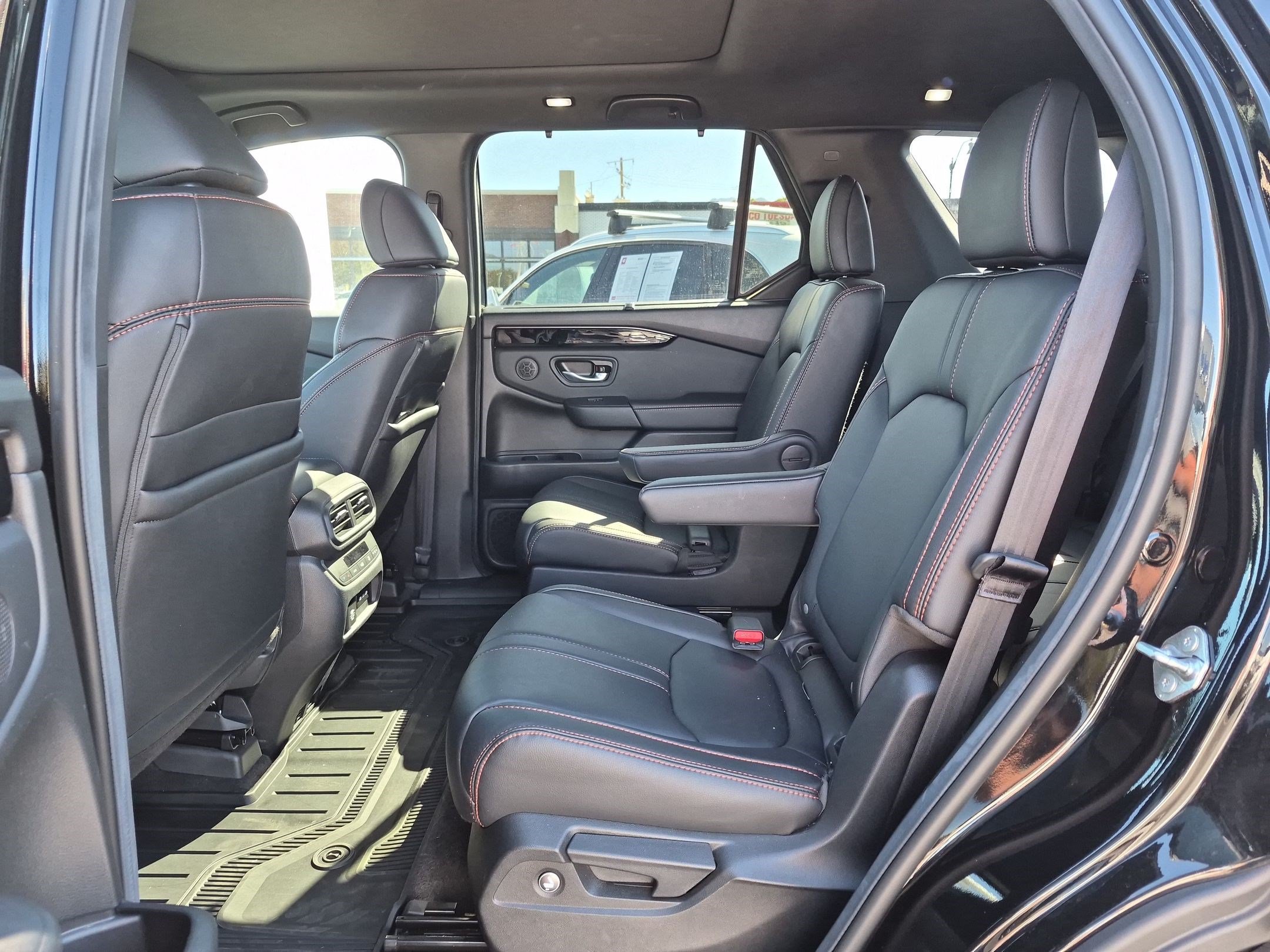 Used 2025 Honda Pilot TrailSport image 28
