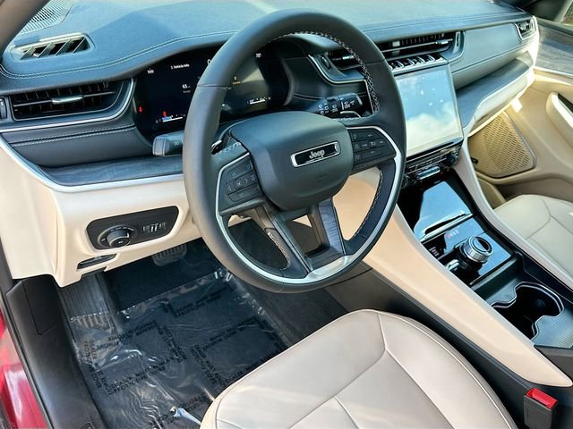 Used 2025 Jeep Grand Cherokee Limited w/ MOPAR Finishing Package AWD/4WD image 9