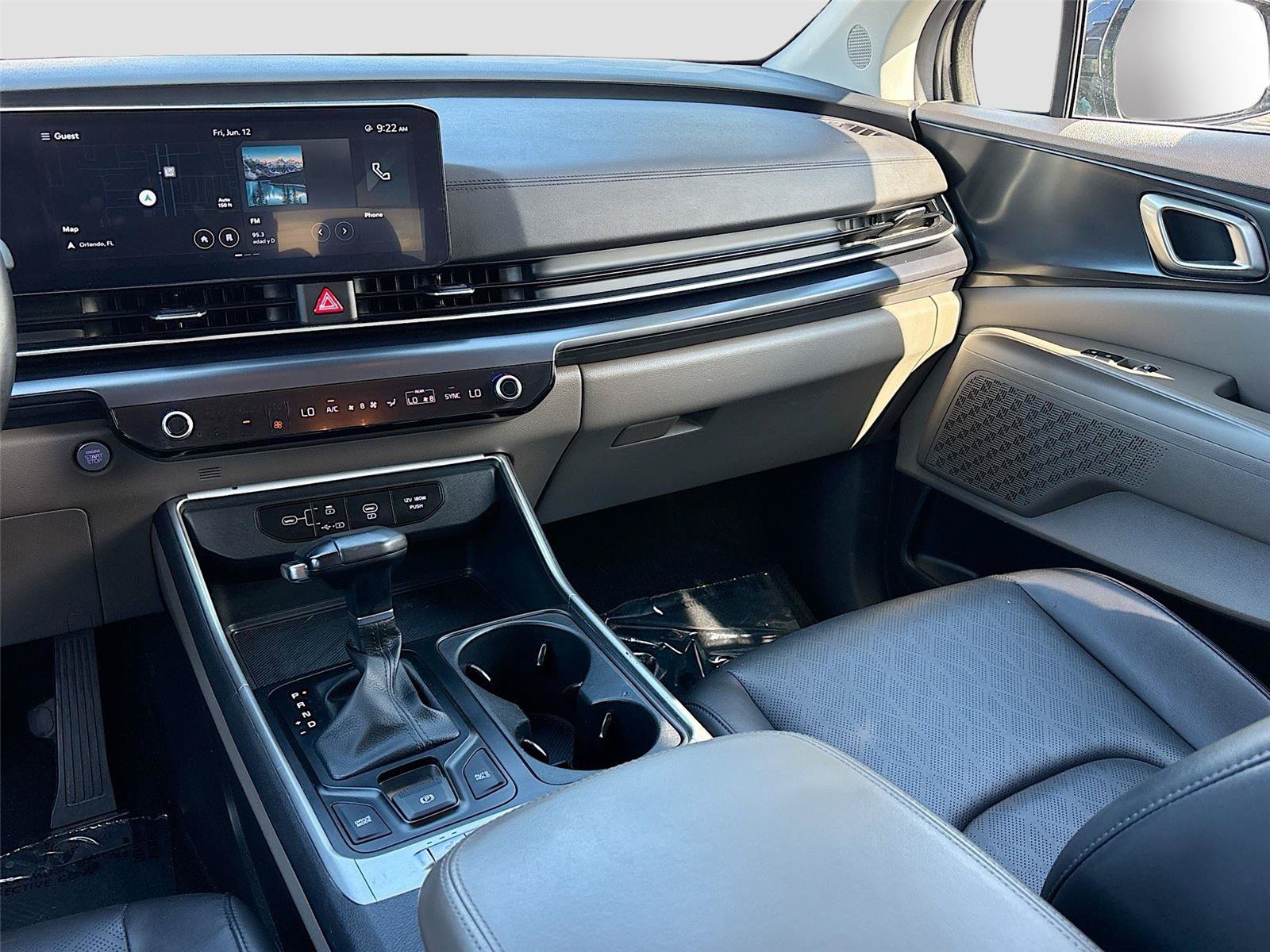 Used 2025 Kia Carnival FWD image 27