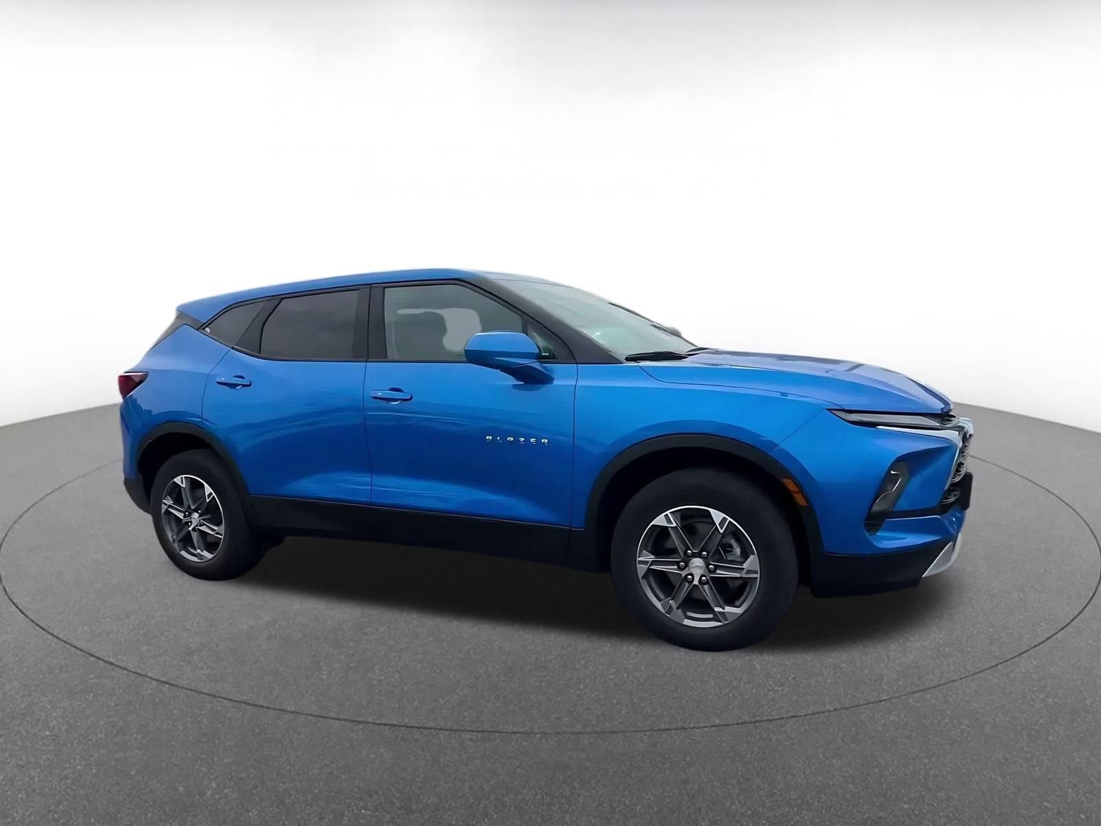 Used 2025 Chevrolet Blazer LT FWD image 2