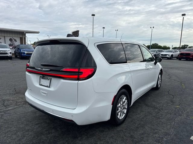 Used 2026 Chrysler Pacifica Select FWD image 4