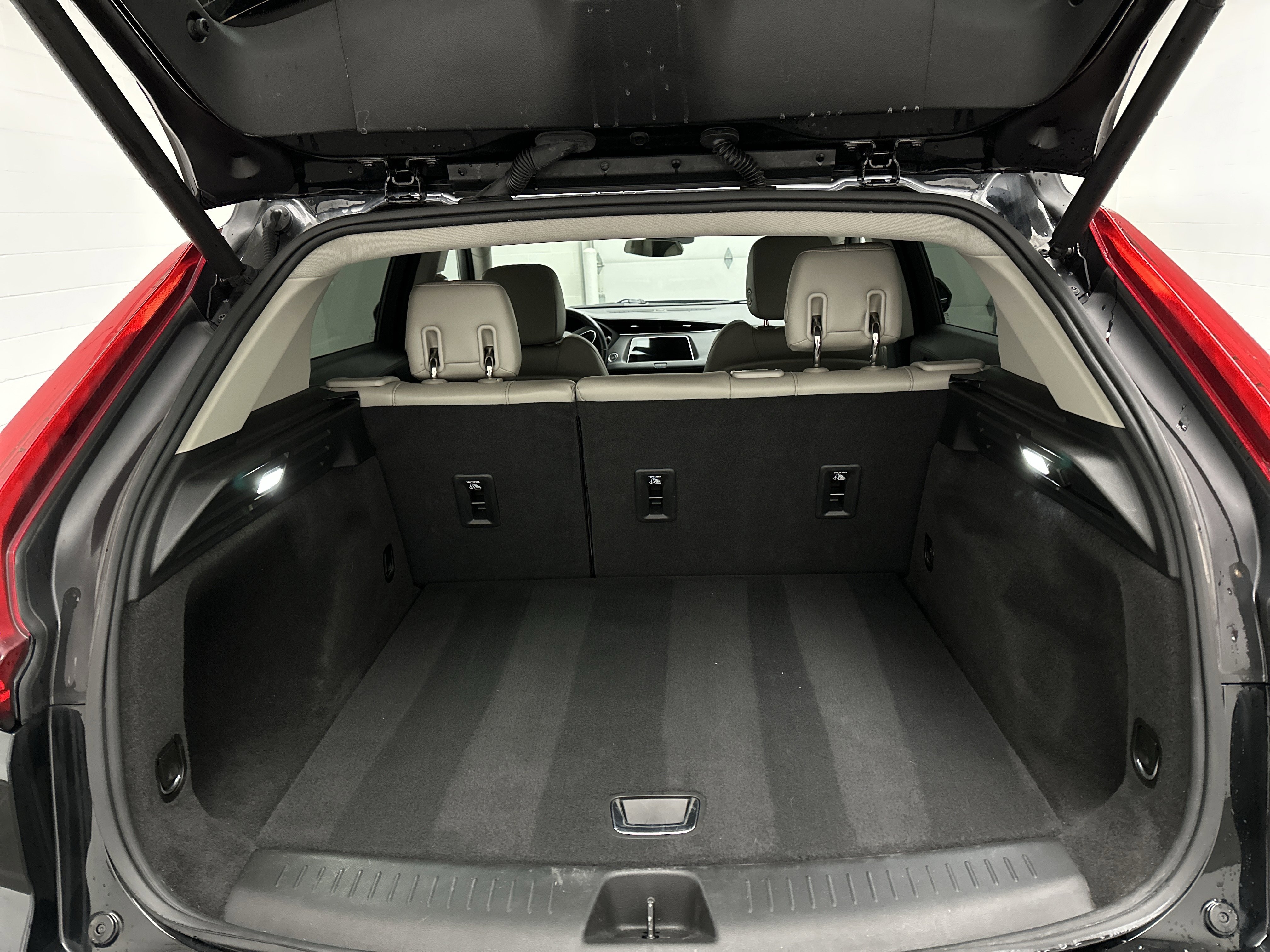 Used 2023 Cadillac XT4 Luxury w/ Cold Weather Package image 14