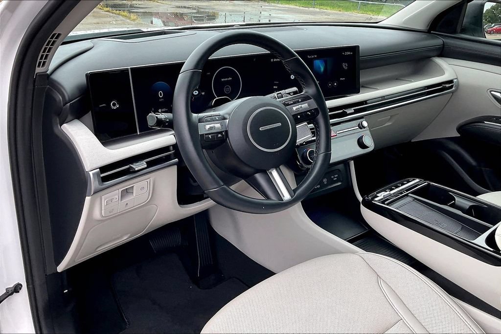 Used 2025 Hyundai Tucson Limited FWD image 14
