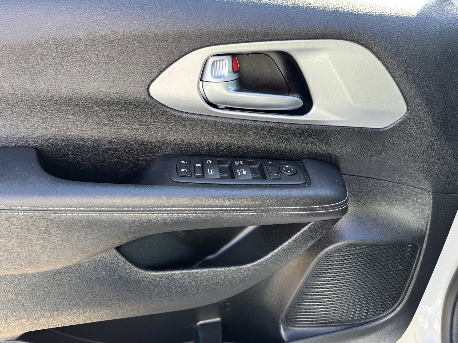 Used 2024 Chrysler Pacifica Touring image 17