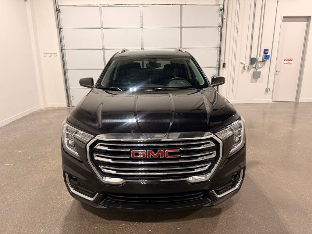 Used 2024 GMC Terrain SLT image 2