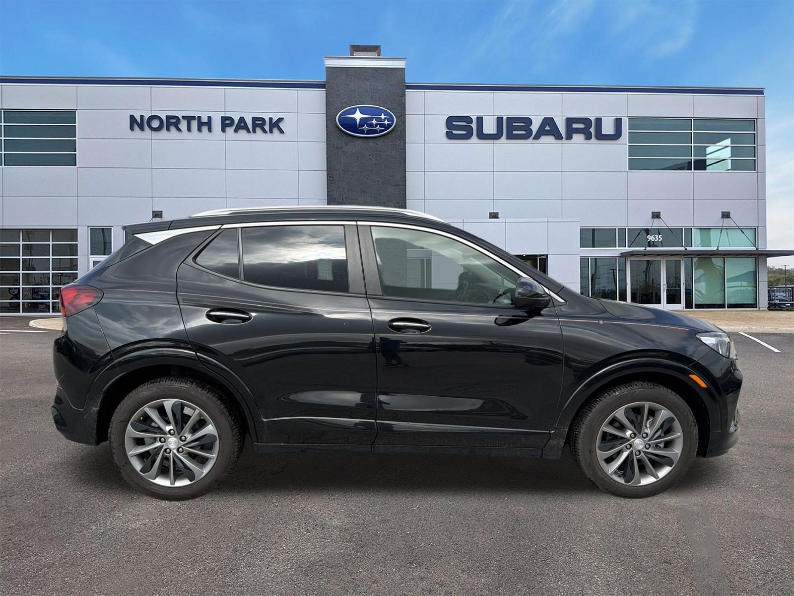 Used 2022 Buick Encore GX Select w/ Sport Touring Package FWD image 2