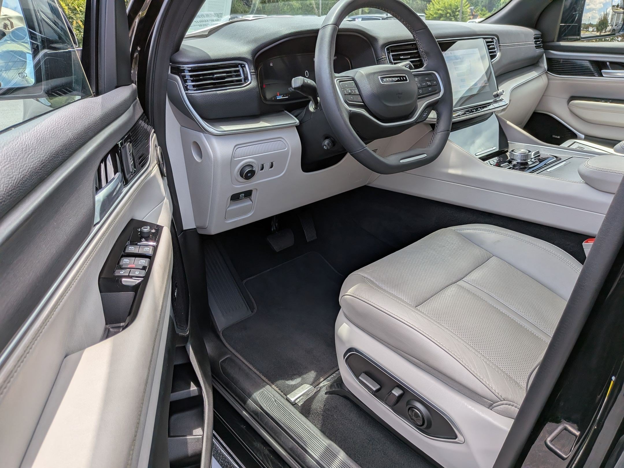 Certified 2025 Jeep Wagoneer Series III w/ Premium Group I AWD/4WD image 11