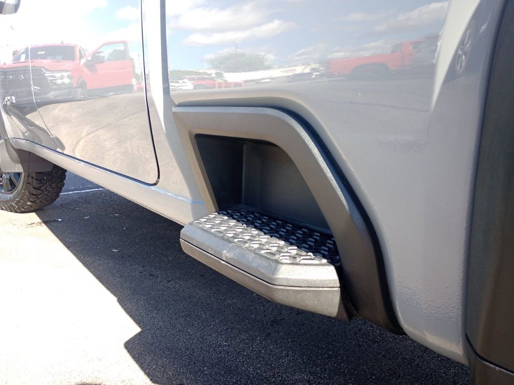 Used 2025 GMC Sierra 2500 AT4 image 8