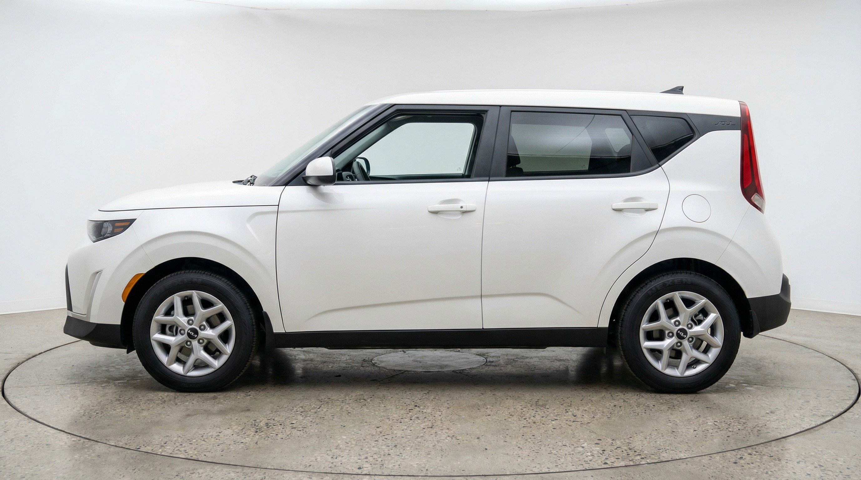 Used 2025 Kia Soul LX w/ LX Technology Package image 5