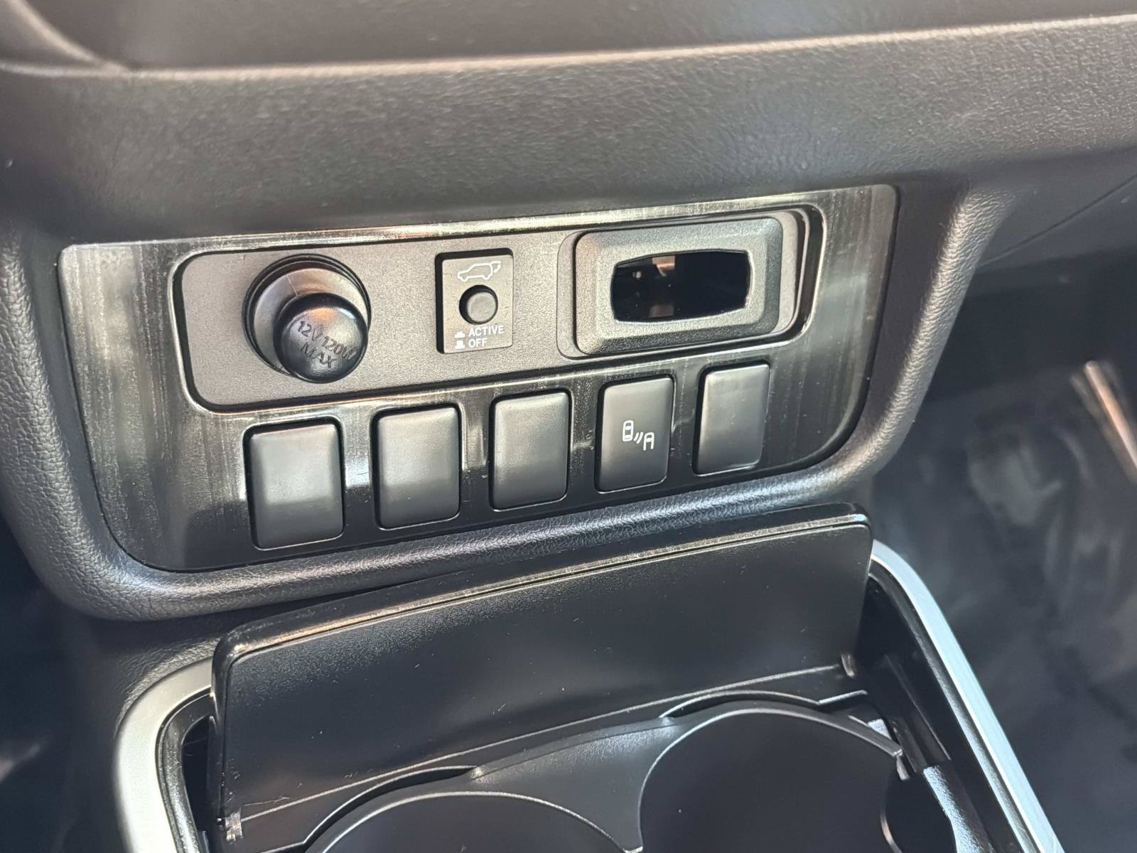 Used 2018 Mitsubishi Outlander SEL AWD/4WD image 24