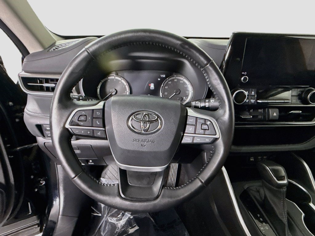 Used 2025 Toyota Highlander LE FWD image 12