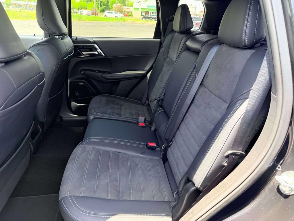 Used 2025 Mitsubishi Outlander SE FWD image 13