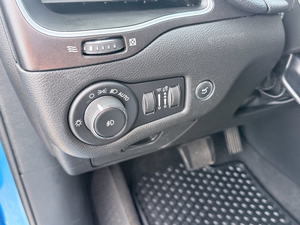Used 2019 Jeep Cherokee Trailhawk w/ Comfort/Convenience Group AWD/4WD image 13