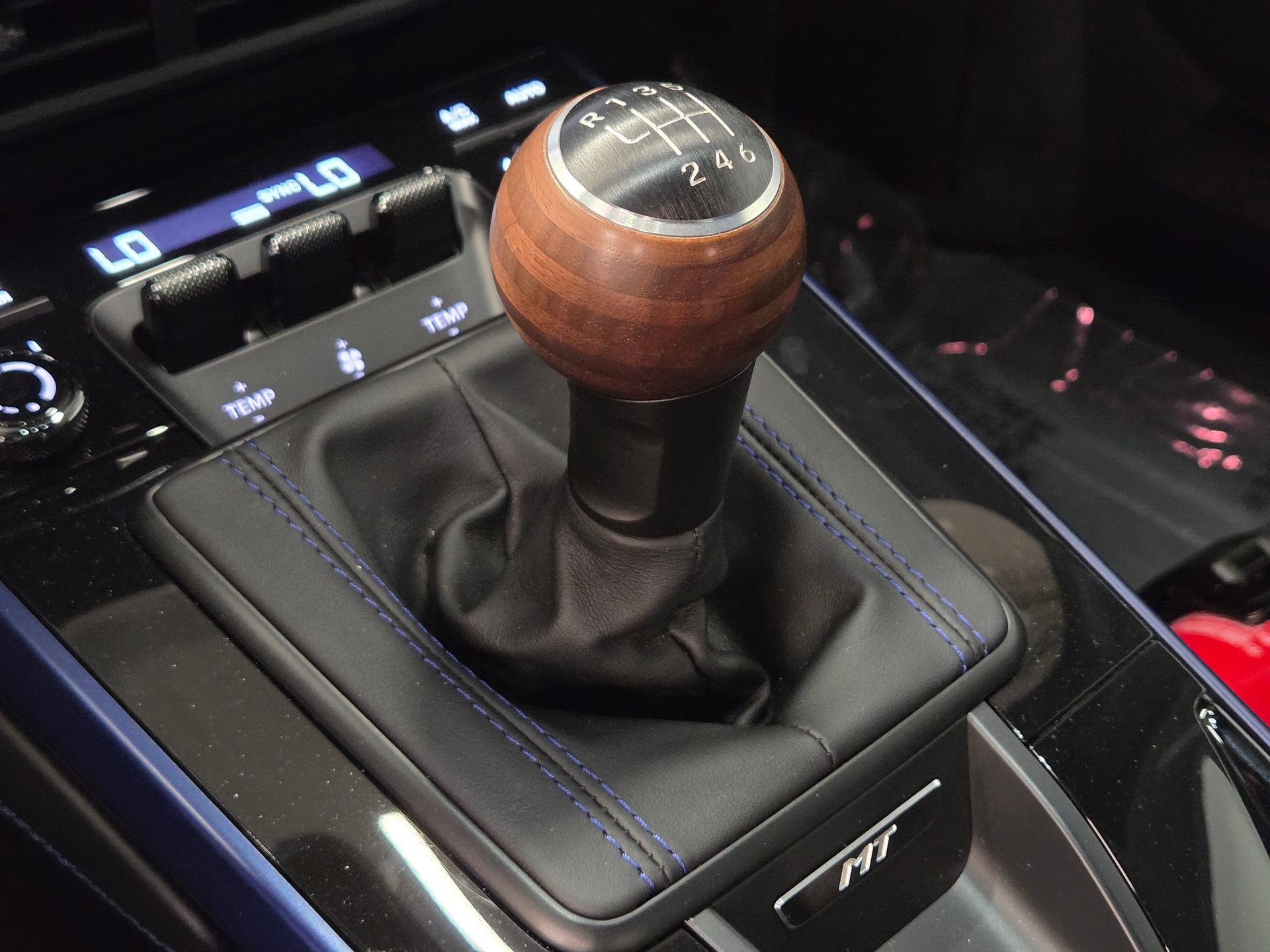 Certified 2025 Porsche 911 Carrera T RWD image 24