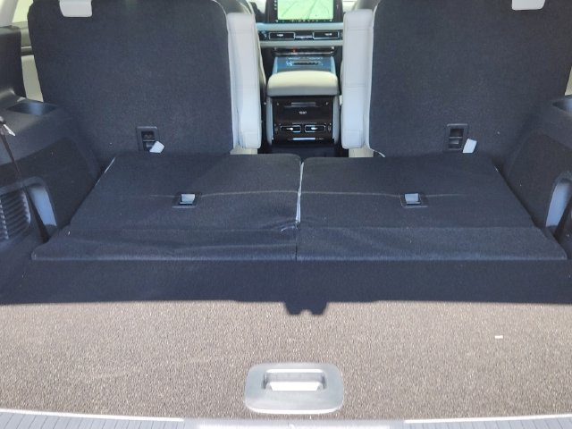 New 2026 Lincoln Aviator AWD w/ Jet Appearance Package image 16