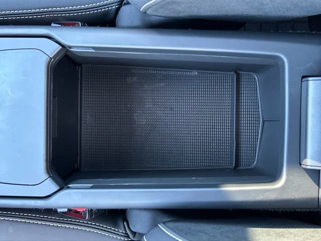 Used 2022 Volvo XC40 P8 Recharge Plus image 29