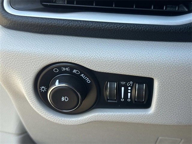 Used 2023 Chrysler Pacifica Touring-L image 17