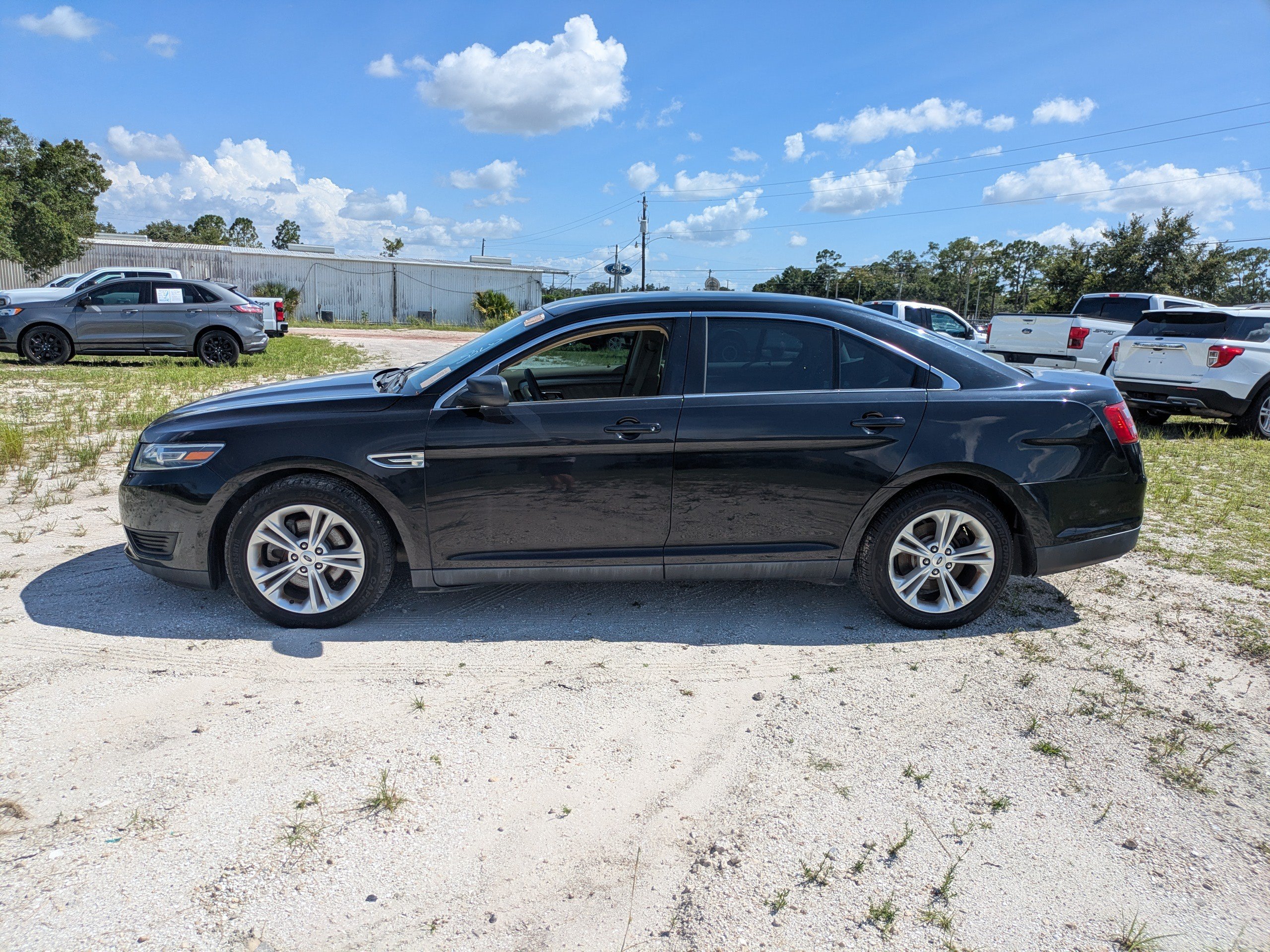 Used 2017 Ford Taurus SE FWD image 7