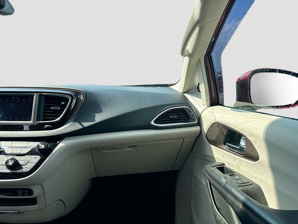 Used 2019 Chrysler Pacifica Touring Plus w/ Tire & Wheel Group FWD image 21