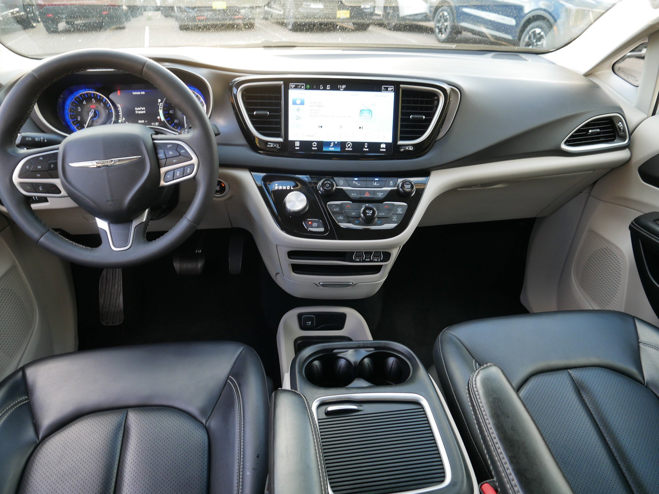 Used 2023 Chrysler Pacifica Touring-L FWD image 10