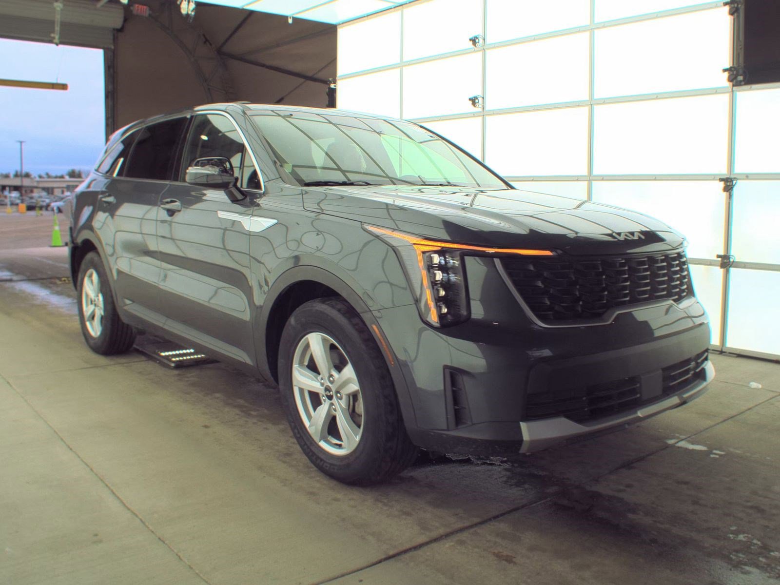 Used 2024 Kia Sorento LX image 2