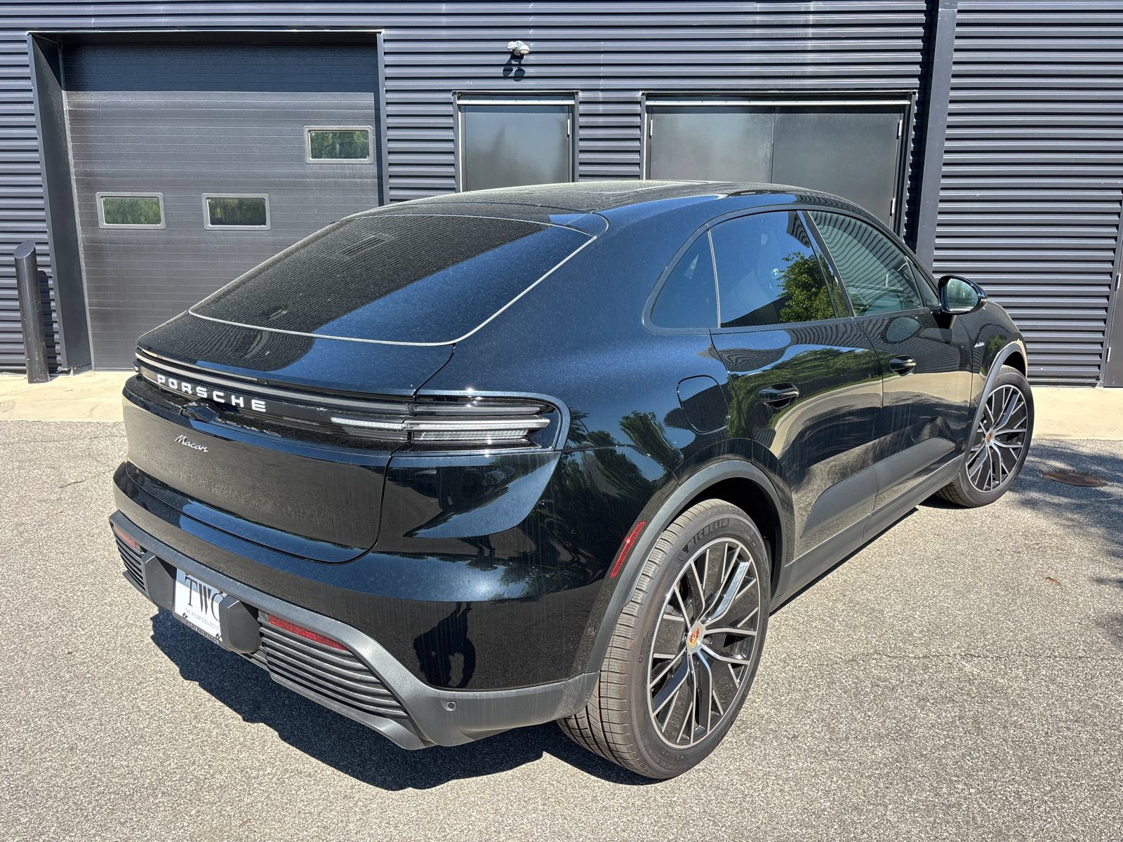 Used 2025 Porsche Macan Electric RWD image 8