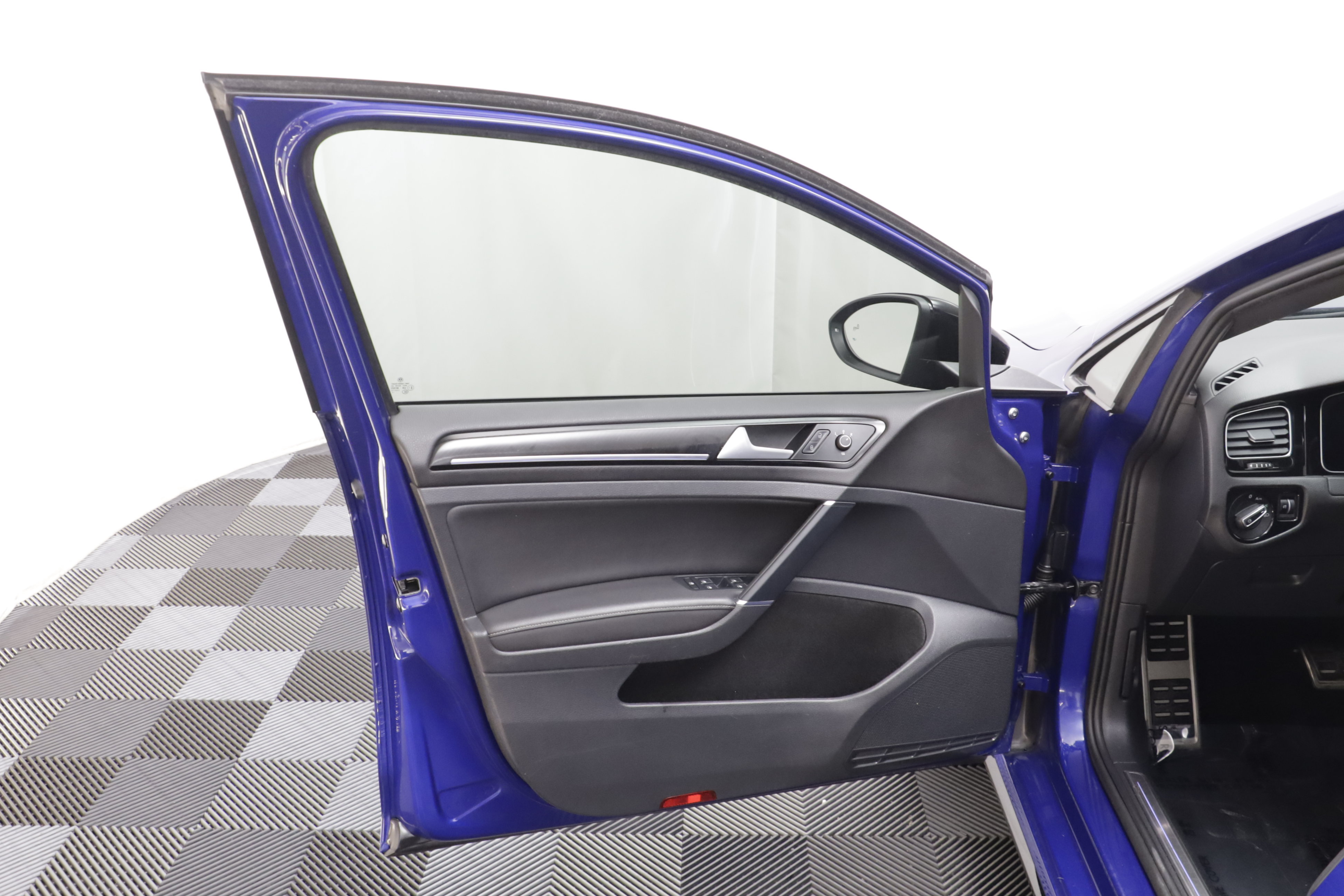 Used 2019 Volkswagen Golf R 4-Door AWD/4WD image 5