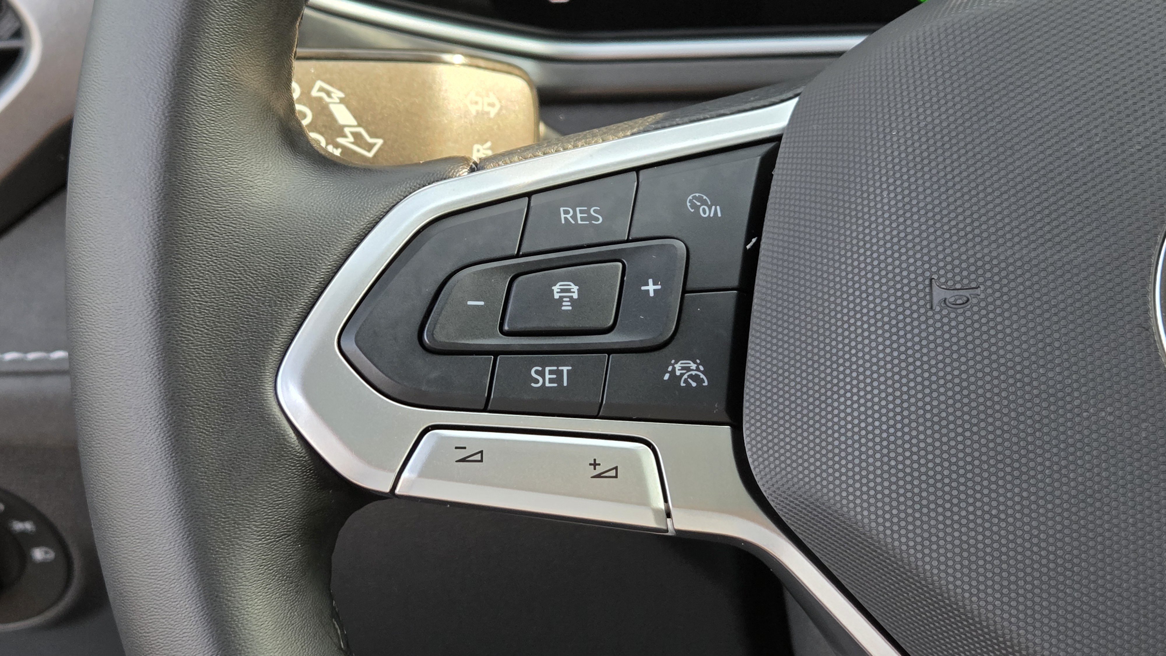 Certified 2025 Volkswagen Taos SE AWD/4WD image 19