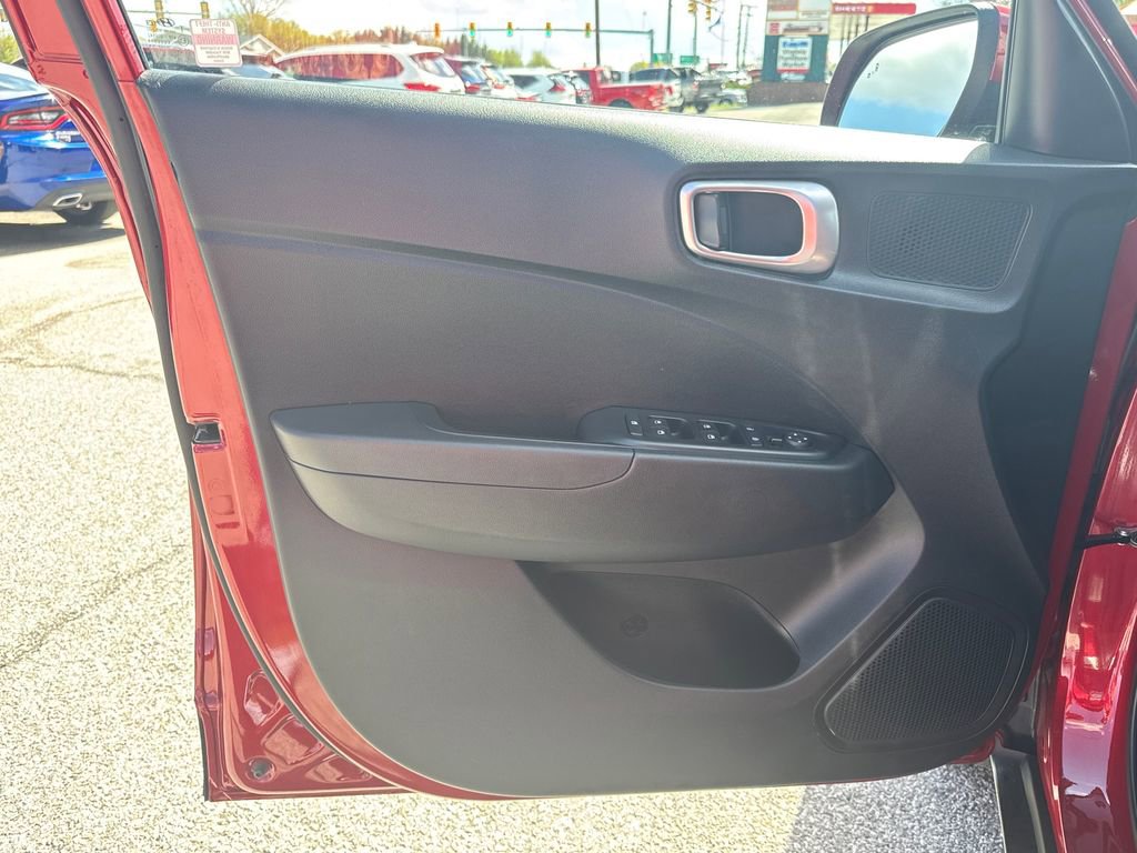 Used 2025 Hyundai Venue SEL image 11