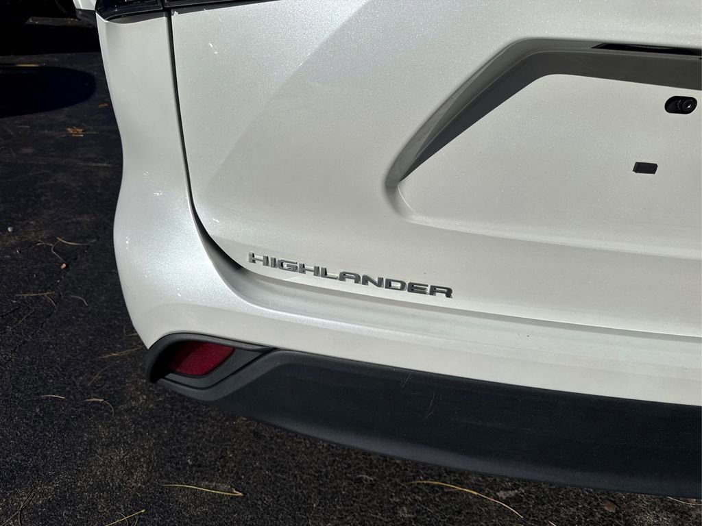 Used 2022 Toyota Highlander XLE image 15