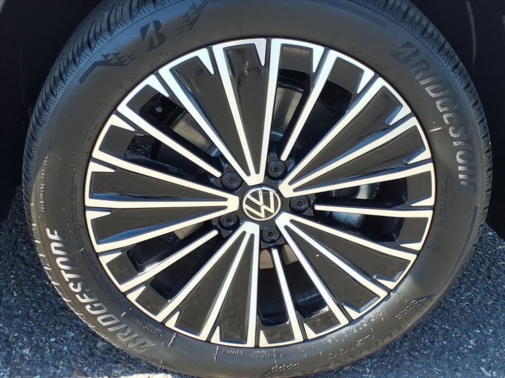 Certified 2025 Volkswagen Taos SE image 9