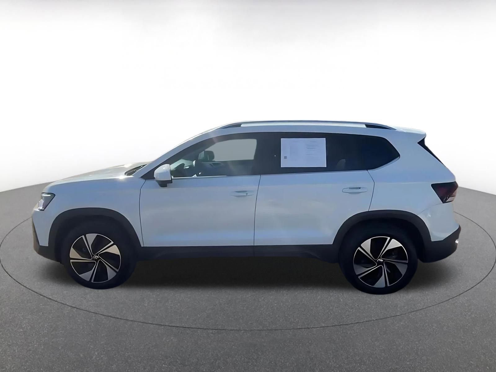 Used 2025 Volkswagen Taos SE image 9