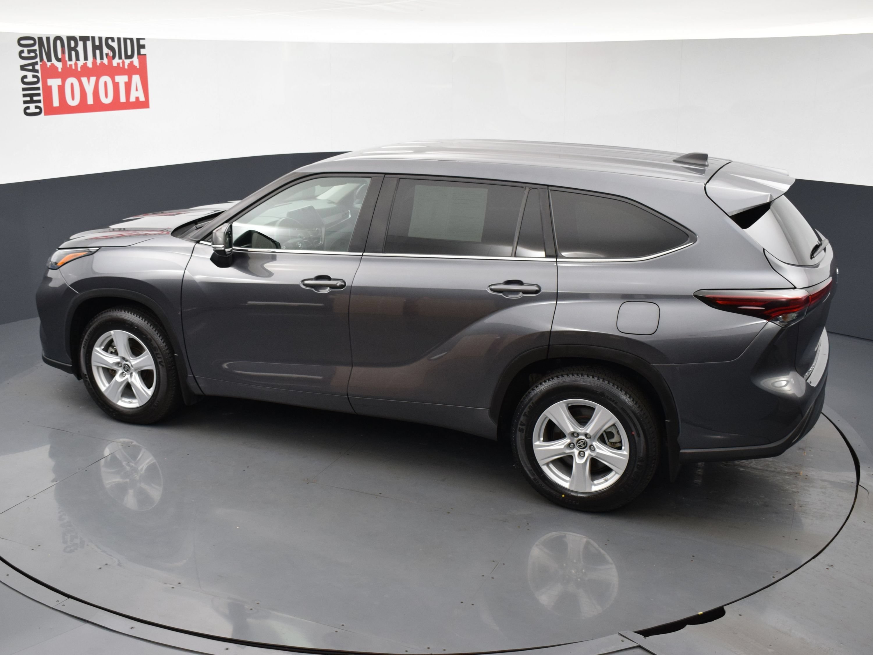 Used 2024 Toyota Highlander LE AWD/4WD image 21
