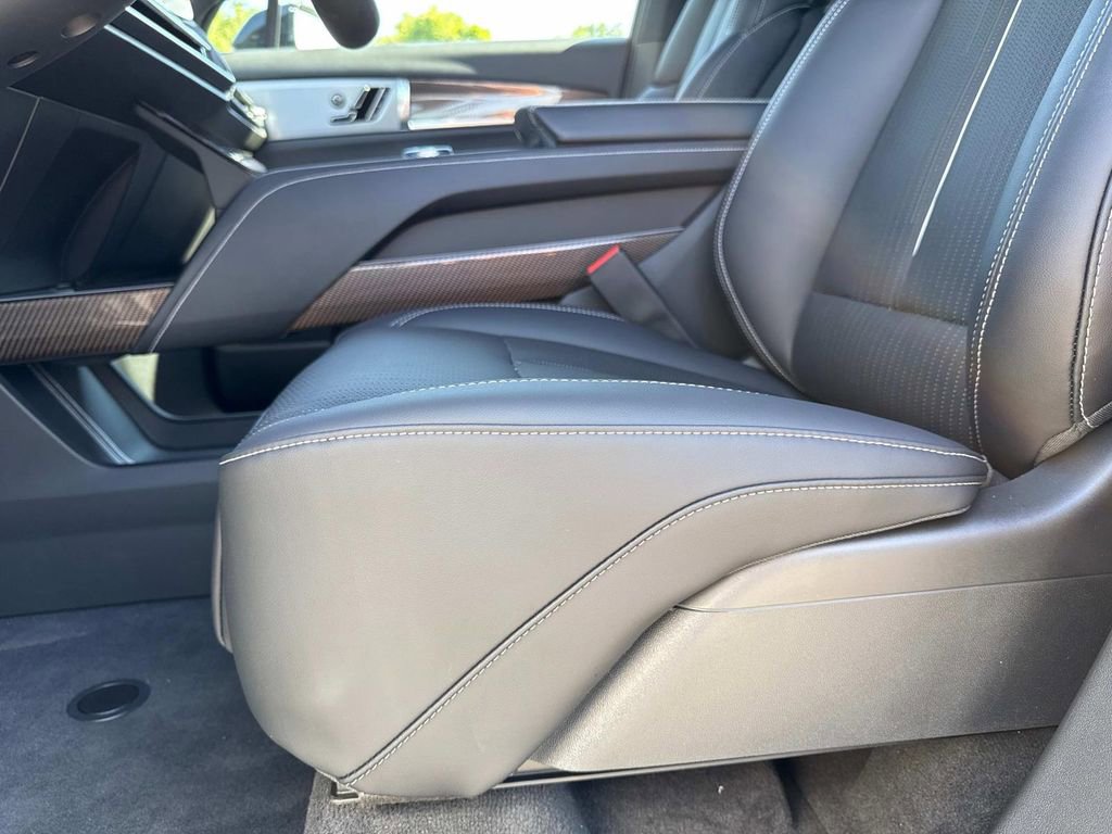 New 2026 Cadillac Vistiq Sport w/ LPO, Floor Liner Package image 21
