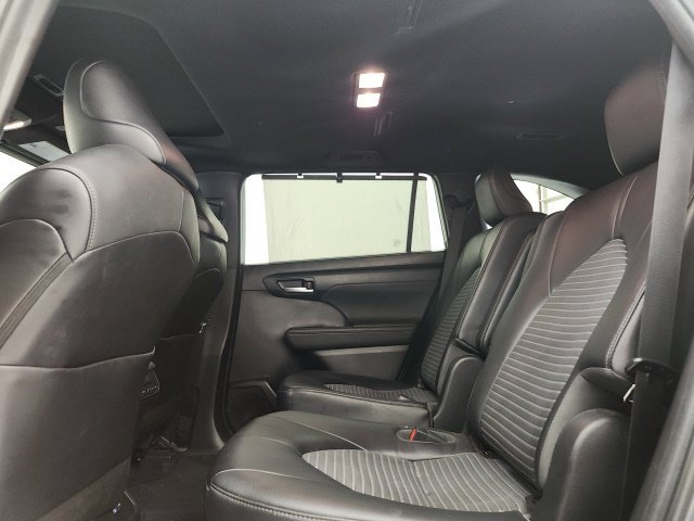 Used 2023 Toyota Highlander XSE FWD image 11