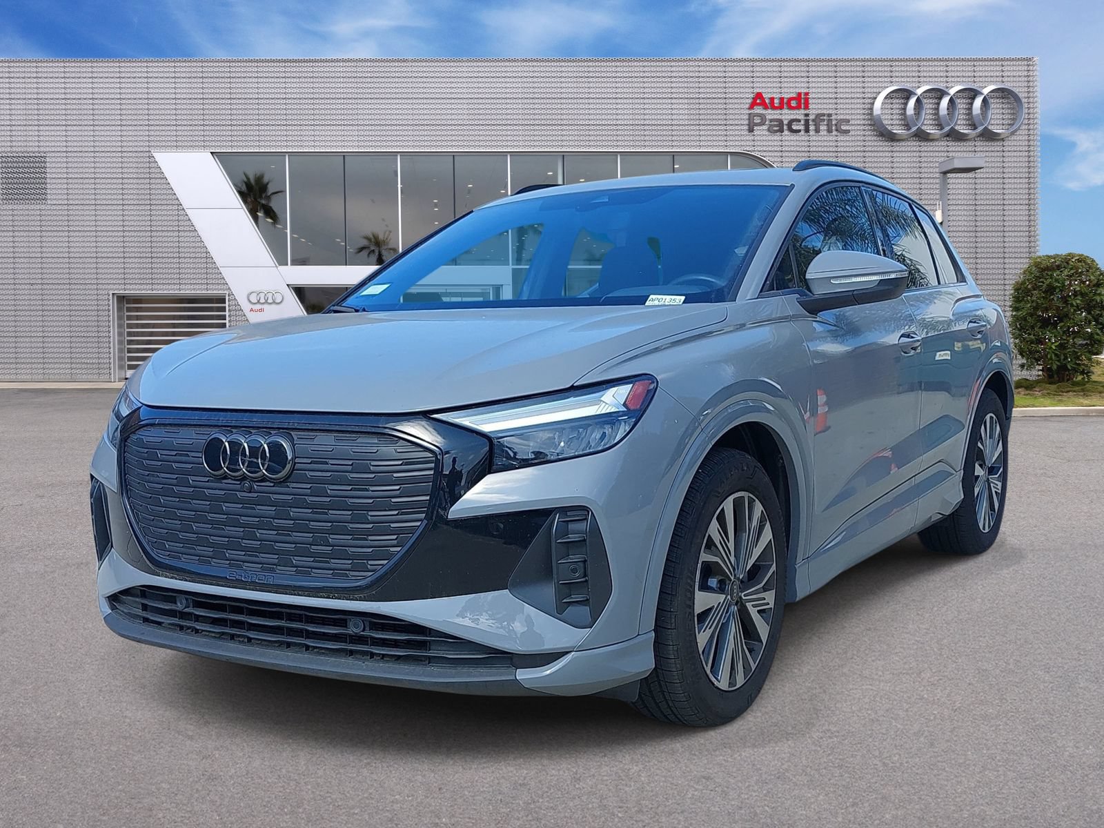 Used 2025 Audi Q4 e-tron Premium w/ Convenience Package RWD image 1