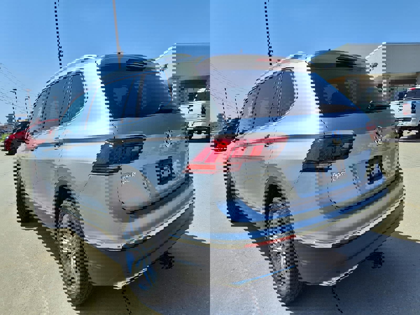 Used 2021 Volkswagen Tiguan SEL w/ 2-Row Tiguan MDO Package AWD/4WD image 39