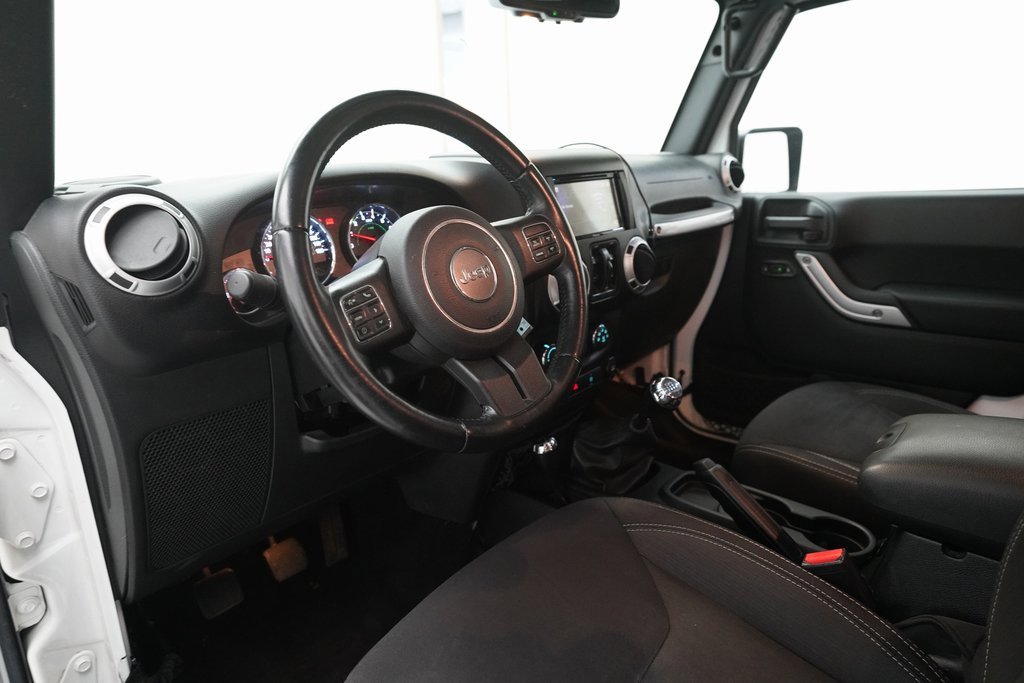 Used 2015 Jeep Wrangler Unlimited Sahara w/ Connectivity Group image 8