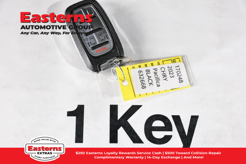 Used 2023 Chrysler Pacifica Limited FWD image 28
