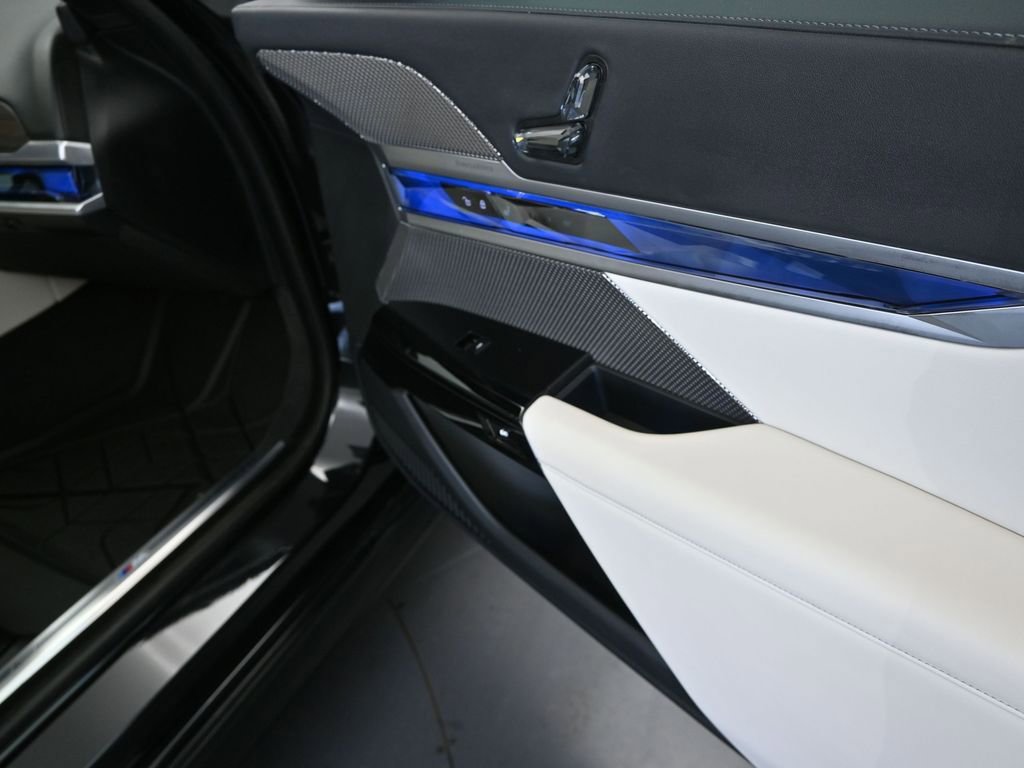 Used 2023 BMW 740i image 24