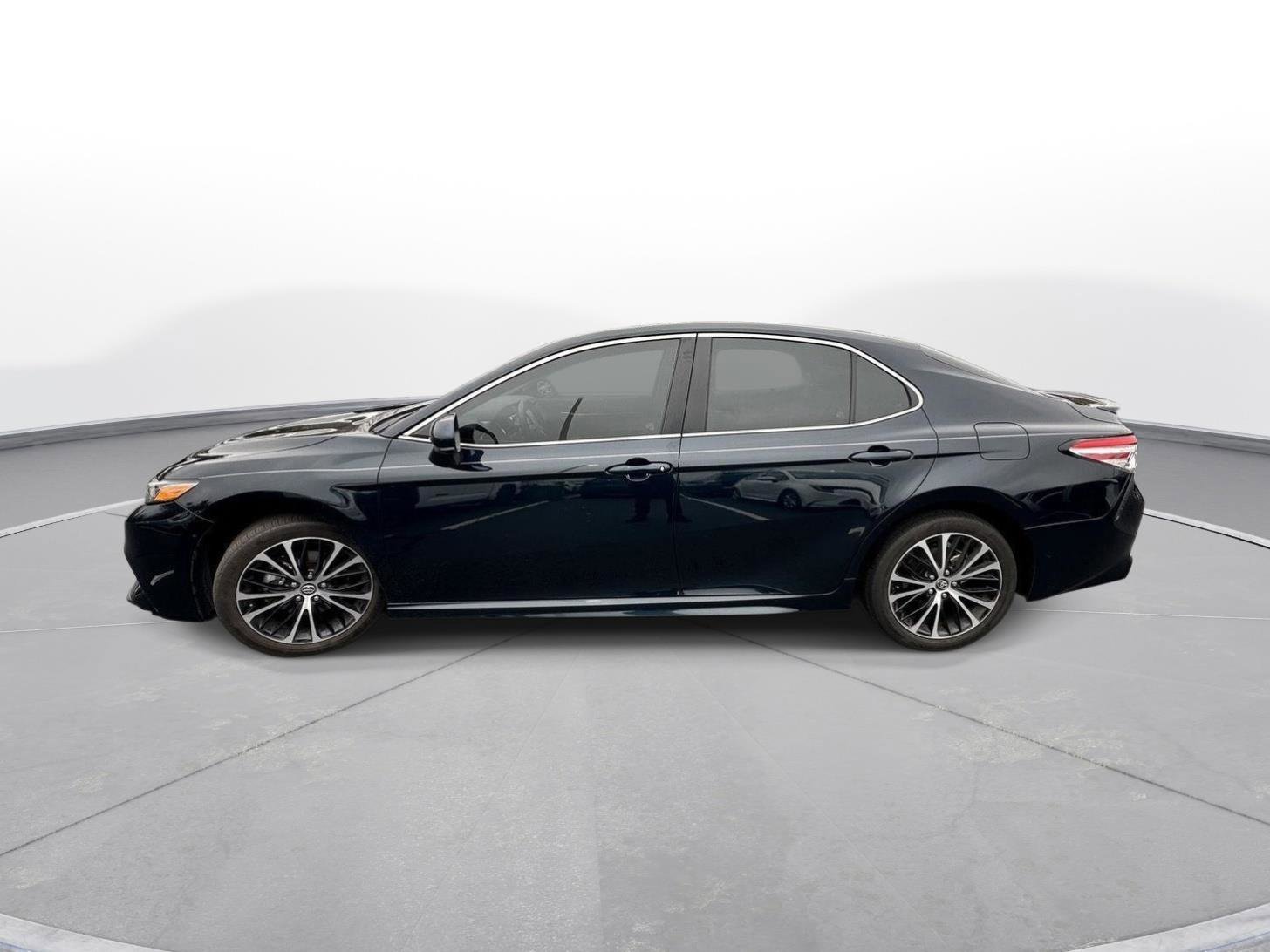 Certified 2020 Toyota Camry SE image 9