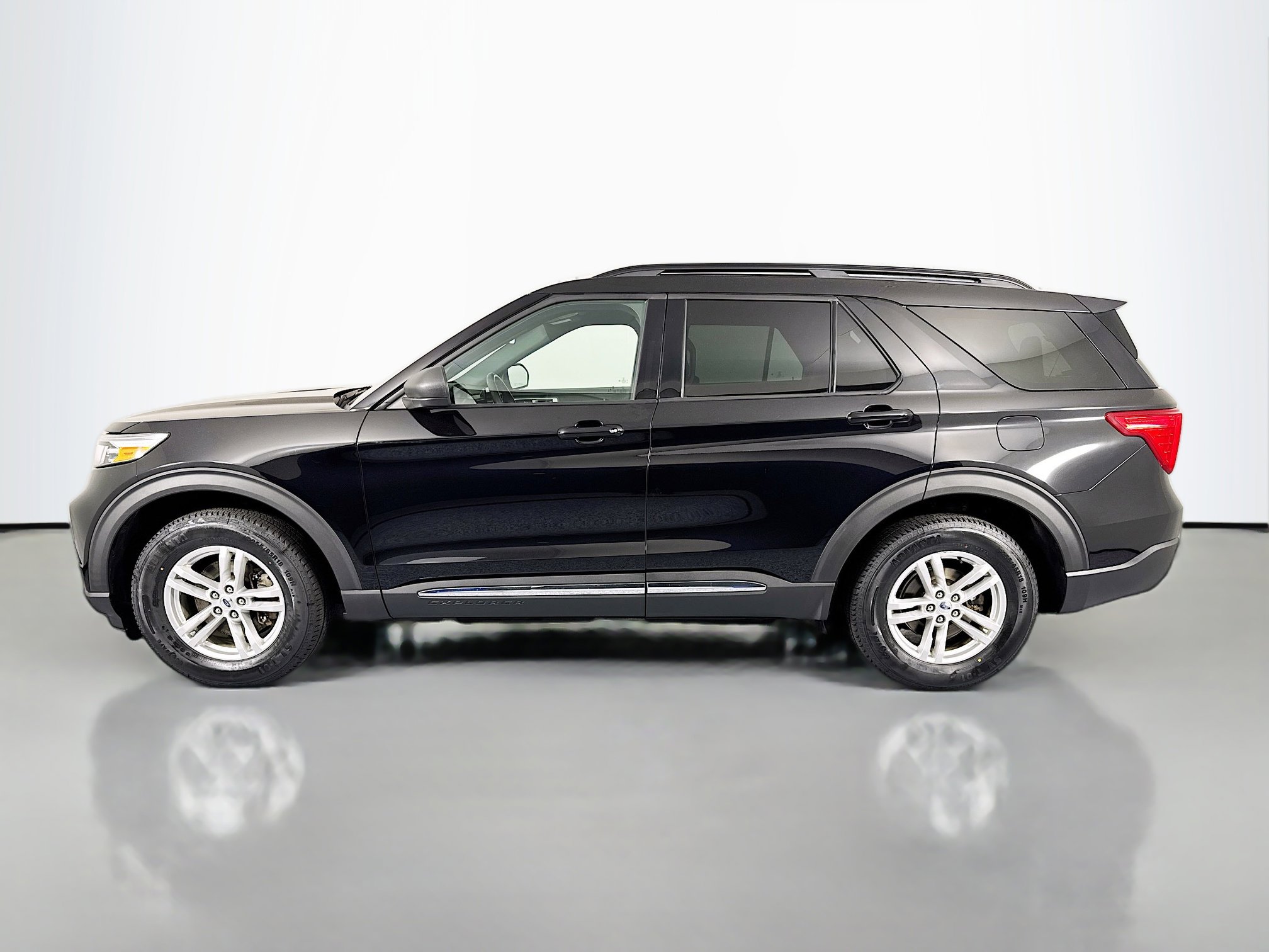 Used 2020 Ford Explorer XLT w/ Equipment Group 202A AWD/4WD image 8
