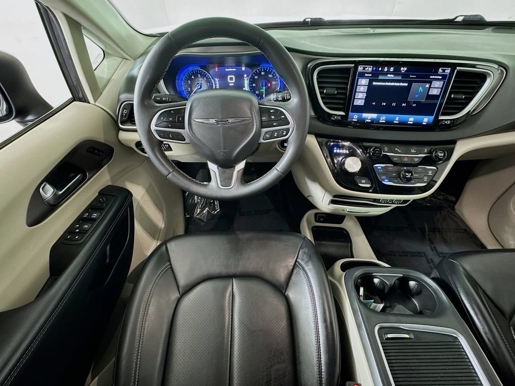 Used 2023 Chrysler Pacifica Touring-L FWD image 21