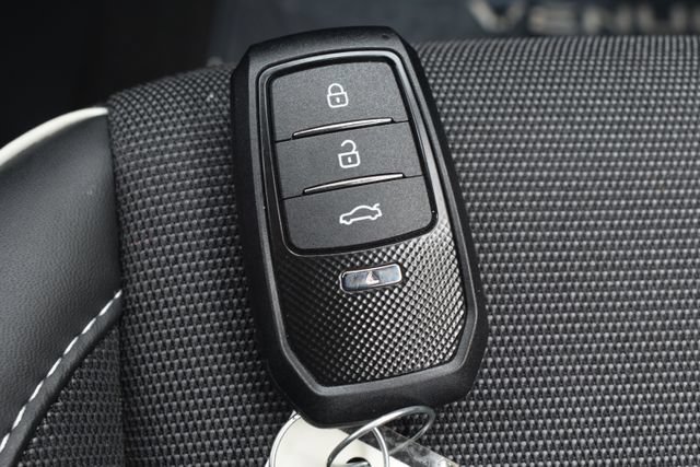 Used 2025 Hyundai Venue Limited FWD image 24