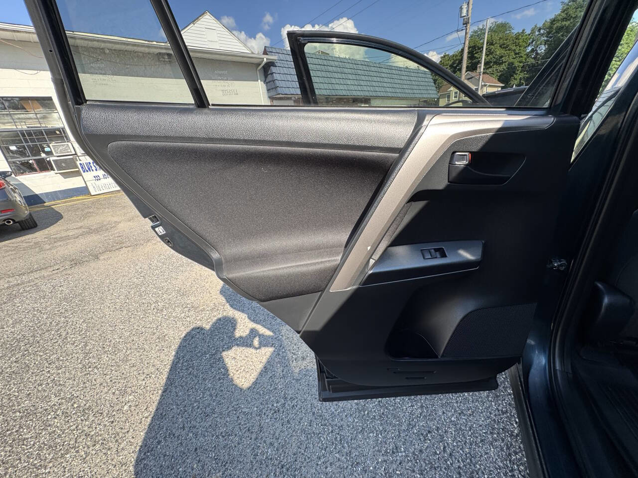 Used 2018 Toyota RAV4 LE image 25