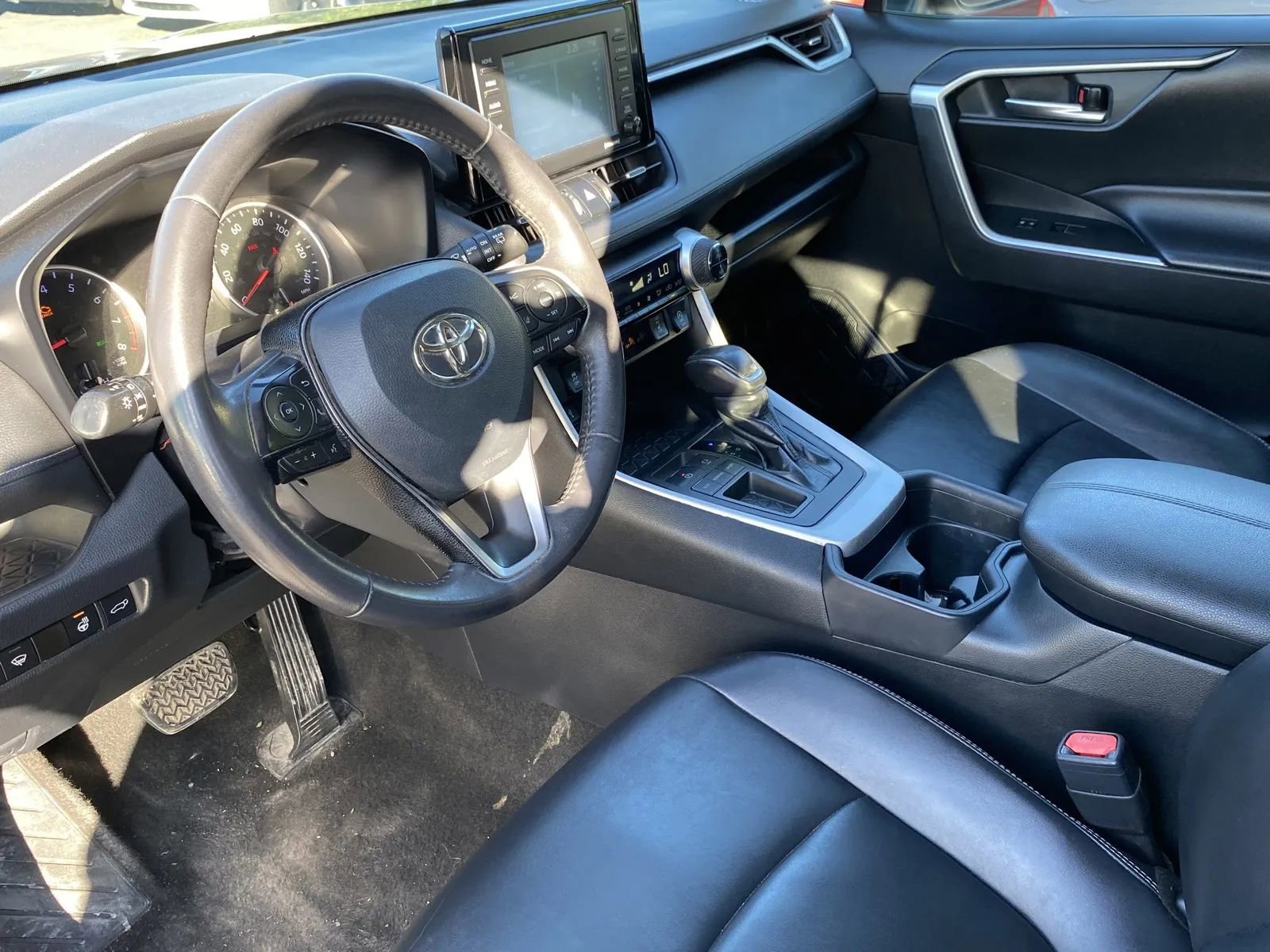 Used 2020 Toyota RAV4 XLE Premium image 9