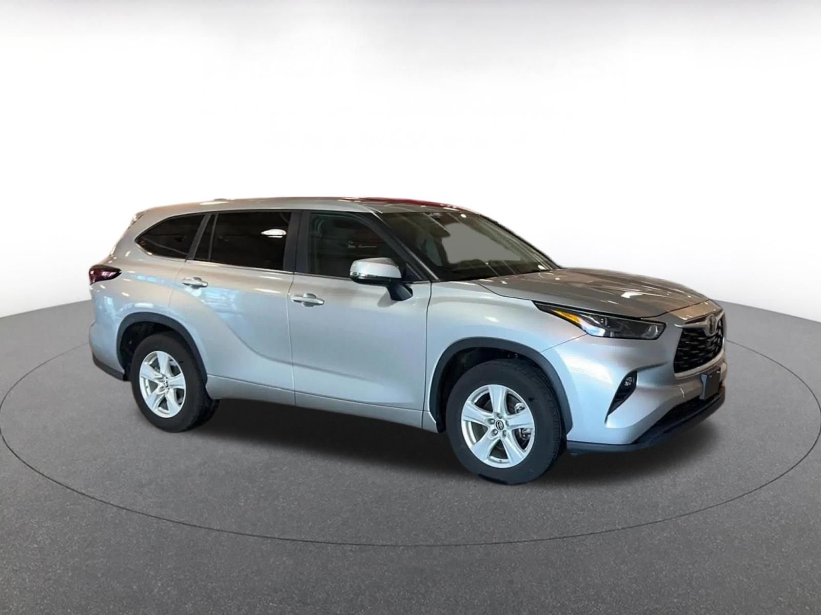 Used 2025 Toyota Highlander LE image 2