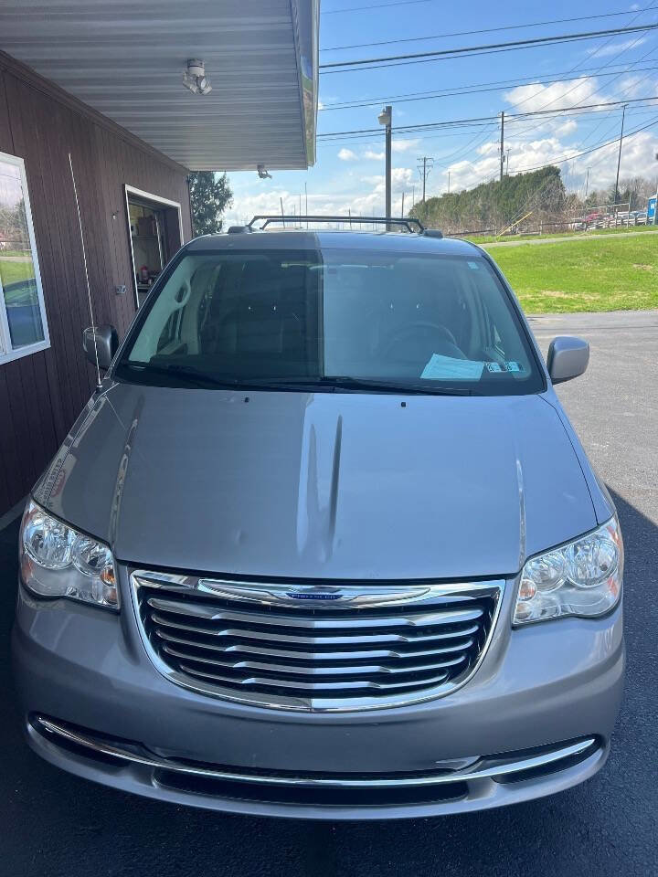 Used 2015 Chrysler Town & Country Touring image 6