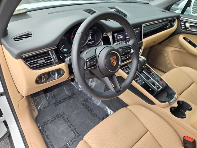 Used 2025 Porsche Macan image 4