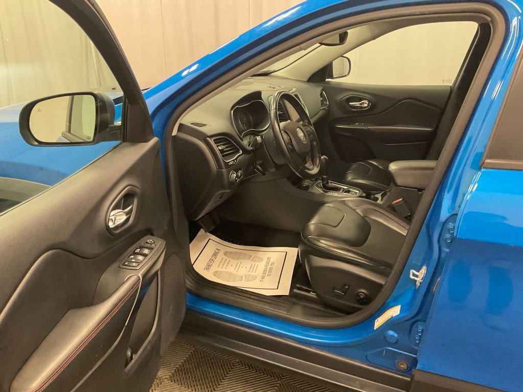 Used 2019 Jeep Cherokee Trailhawk w/ Cold Weather Group image 9